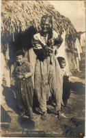 Mazedonien, Zigeunerweib mit Kindern vor ihrer Hütte / Észak-macedón cigány nő gyerekekkel a kunyhója előtt / North Macedonia gypsy folklore