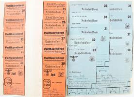 cca 1940 Német birodalmi élelmiszerjegyek egy füzetbe összegyűjtve, beragasztva, több mint 100 db De...