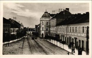 Sepsiszentgyörgy, Sfantu Gheorghe; utca, cukrászda, EMSZO (Egyházközségi Munkásszakosztályok, sok zsidó tagja volt) székháza / street, confectionery shop, headquarters of a Christian social worker movement organization