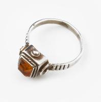 Ezüst (Ag) gyűrű borostyánnal 3,3 g m: 58