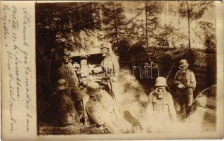 1918 Dél-Tirol, osztrák-magyar lövegállás gáztámadásban a Strino Werk-kel szemben, katonák gázálarcban / WWI K.u.k. military in Südtirol, soldiers in gas masks. photo (gyűrődések / creases)