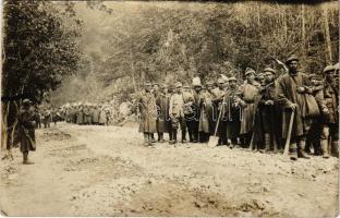 1917 Útépítő orosz fogoly munkásszázad az Úz völgyében / WWI Russian POWs (prisoners of war) road construction workers in Uzh river valley. photo (EK)