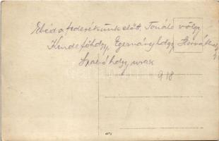 Dél-Tirol, első világháborús osztrák-magyar katonák ebéd közben a fedezék előtt, Tonale-völgy: Kende...