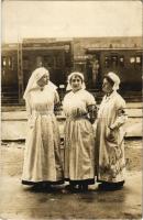 Első világháborús osztrák-magyar vöröskeresztes nővérek a vasútállomáson, Matild néne / WWI K.u.k. military Red Cross nurses at the railway station. photo (fl)