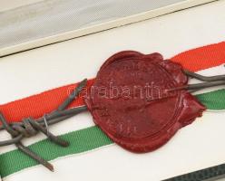 1989 A Magyar-Osztrák határon húzódó vasfüggöny egy darabja, magyar szalaggal, díszdobozban, leíráss...