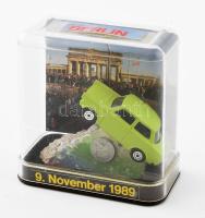 1989 November 9, Német újraegyesítési emlék. A Berlini fal egy darabja tanúsítvánnyal, ráragasztott érmével és trabant makettel, plexi tartódobozban, 10x10x6 cm