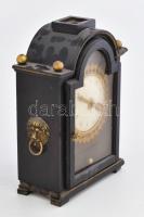 Antik asztali óra. Fából készült szerkezettel. Zománc számlappal, réz kerettel. Üveges, fa szekrényb...