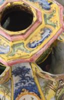 Angelo Minghetti (1822-1885): Nyolcszögletű tintatartó. Fajansz, kézzel festett, jelzett, sérülésekk...