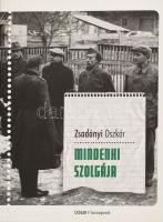 Zsadányi Oszkár: Mindenki szolgája. Feljegyzések az oroszországi és ukrajnai munkaszolgálatosok kálváriájáról. Tanúságtevők. Sorozatszerkesztő: Ungvári Tamás. A sorozatszerkesztő, Ungvári Tamás (1930-2019) Széchenyi- és József Attila-díjas író, műfordító, kritikus, irodalomtörténész által aláírt példány. Bp.,2017,Scolar. Kiadói papírkötés, jó állapotban.