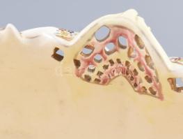 Fischer Ignác jardiniere. Festett és domború virágmintákkal díszített, kétoldalt csigavonalban folyt...