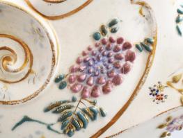 Fischer Ignác jardiniere. Festett és domború virágmintákkal díszített, kétoldalt csigavonalban folyt...