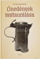 Ötvös Nagy Ferenc: Ónedények restaurálása. Bp., 2022, Scolar. Gazdag fekete-fehér képanyaggal, közte "fázisfotókkal" illusztrált. Kiadói kartonált papírkötés.