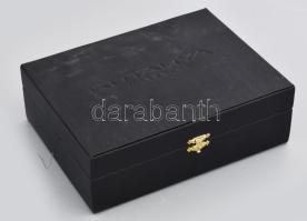 Kutahya török porcelán mokkás készlet két személyre, díszdobozban. Kézzel festett, jelzett, hibátlan