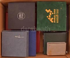 8db-os vegyes modern sportérem, -plakett és -jelvény tétel tokokban, közte elsősorban vívás sportágg...