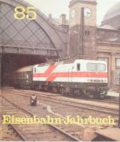 NDK, Vasútévkönyv, Eisenbahn-Jahrbuch. 1985, VEB, Berlin, kiadói kartonált papírkötés, német nyelven. Vagonok, mozdonyok, biztosító berendezések tervrajzaival és leírásaival.