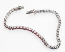 Ezüst(Ag) karkötő szintetikus kövekkel, jelzett, h: 18 cm, bruttó: 8,4 g