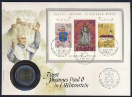 Vatikán 1982. 500L II.János Pál pápa érmés, bélyeges borítékon, liechtensteini bélyegblokkal és alkalmi bélyegzőkkel T:1