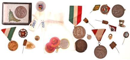 ~24db-os sport, szocialista jelvény és modern kitűző tétel, közte ~1960. "Kitűnő Tanuló" m...