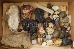 Ásványok és érdekes kőzetek gyűjteménye: ametiszt, pirit, galenit, kvarc, malachit, tigrisszem, achá...