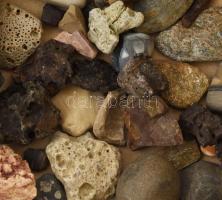 Ásványok és érdekes kőzetek gyűjteménye: ametiszt, pirit, galenit, kvarc, malachit, tigrisszem, achá...