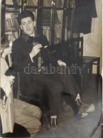 Koós János (1937-2019) aláírása egy őt ábrázoló fotón, törésnyomokkal, 12x9 cm