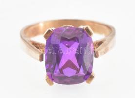 Arany (Au) 14K gyűrű sérült kővel, jelzett, méret: 55, bruttó: 4,3 g