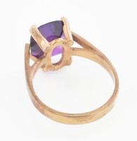 Arany (Au) 14K gyűrű sérült kővel, jelzett, méret: 55, bruttó: 4,3 g