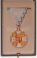 1996. A Tiszti Szolgálati Jel II. fokozata zománcozott, aranyozott, ezüstözött tombak kitüntetés mellszalagon, dísztokban T:UNC Hungary 1996. Officer Service Sign II. degree enamelled, gilt, silvered medal on ribbon, in case C:UNC NMK 795.