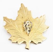Juharlevél alakú, aranyszínű vintage fém bross, a közepén miniatűr keresztes lovag zománckép, 3,5×4 cm