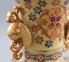 Kínai nagyváza. Plasztikus állatalakokkal és zománcfestett mintákkal gazdagon díszített, jelzett, re...