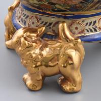 Kínai nagyváza. Plasztikus állatalakokkal és zománcfestett mintákkal gazdagon díszített, jelzett, re...