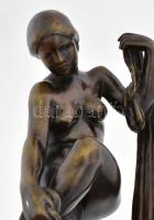 Pátzay Pál (1896-1979): Törölköző női akt. Bronz kisplasztika márványtalpon. Jelzés nélkül, hibátlan...