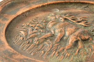 Szarvas mintás vastag réz falidísz. Kopással, d: 21,5 cm