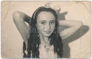 10 db régi és modern fotó hölgyekről, vegyes minőségben