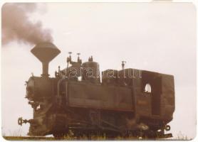 19 db MODERN képeslap és fotó vasútállomásokkal és vonatokkal / 19 modern postcards and photos of ra...