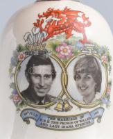 3 darab angol porcelán tárgy: 2 db csengő + bögre. 2 darab a királyi családhoz kötődő díszítéssel. J...