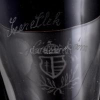 1893 Emlékpohár. Címerrel és szerelmi vallomással csiszolt, kis kopással, m: 11,5 cm