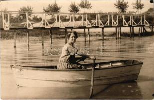 1927 Ismeretlen tó, csónakázó hölgy. photo