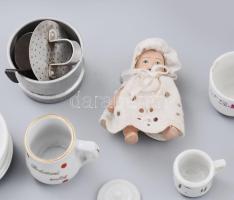 Vegyes baba bútorok, baba étkészletek egy doboznyi