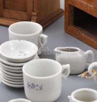 Vegyes baba bútorok, baba étkészletek egy doboznyi