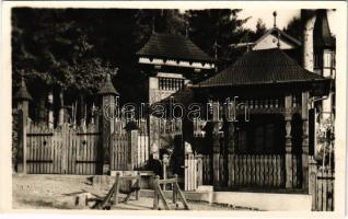 Szováta, Sovata; Bernády villa, székelykapu. Körtesi Károly fényképész felvétele és kiadása / Poarta secuiasca / villa, Transylvanian wood carved gate