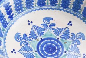 Formás tál. 19. sz. második fele, Felvidék, ónmázas fajansz, kopással, restaurált d: 30,5 cm
