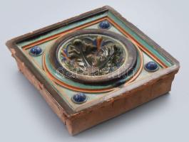 Kályhaszem. Pécs, Zsolnay gyár, cca 1900, mázas kerámia, sérült, 20x20x5 cm