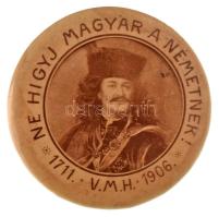 1906. &quot;Ne higyj magyar a németnek!&quot; nyomtatott portréval ellátott kitűző, hátoldalán &quot;Donáth és Balázs Magyar Védő Egyesület Budapest&quot; gyártói jelzéssel (23mm) T:XF