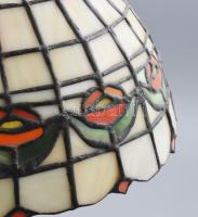 Tiffany jellegű asztali lámpa, díszes ólomüveg búrával, szép állapotban, m: 46 cm