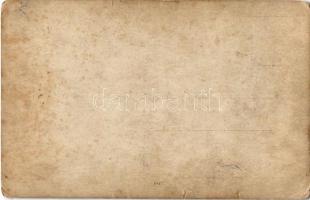 Hölgy osztrák-magyar haditengerészeti matróz egyenruhában kitüntetésekkel, dalmát népviselet / K.u.k...