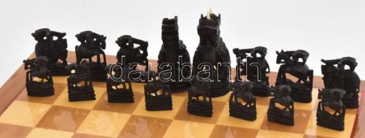 Sakk készlet. Kézzel faragott fa bábuk, eredeti díszdobozban. Hozzá intarziás fa sakktábla-asztal le...