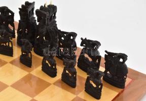 Sakk készlet. Kézzel faragott fa bábuk, eredeti díszdobozban. Hozzá intarziás fa sakktábla-asztal le...