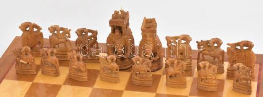 Sakk készlet. Kézzel faragott fa bábuk, eredeti díszdobozban. Hozzá intarziás fa sakktábla-asztal le...