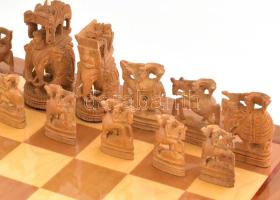 Sakk készlet. Kézzel faragott fa bábuk, eredeti díszdobozban. Hozzá intarziás fa sakktábla-asztal le...
